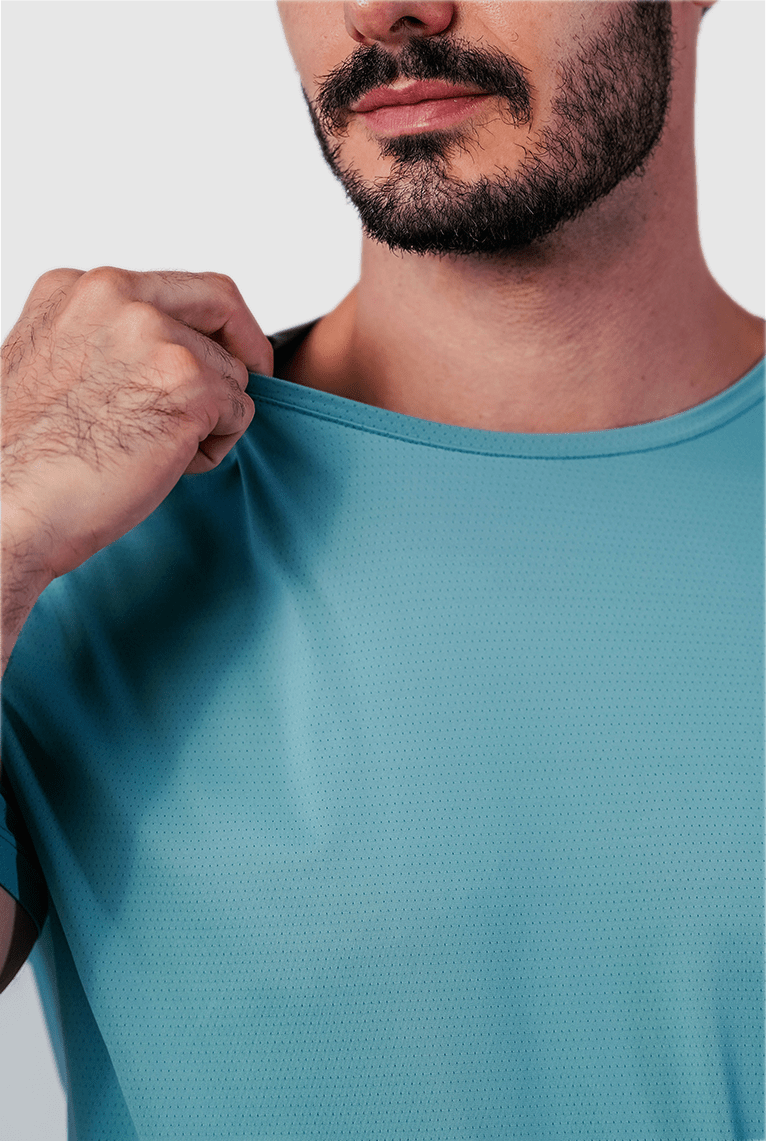 Camiseta fitness azul turquesa em poliamida dry essential, leveza incomparável com secagem ultra rápida e design clean para o atleta moderno
