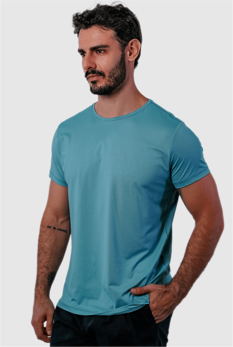 Camiseta fitness azul turquesa em poliamida dry ultra, cor vibrante com tecnologia de resfriamento corporal para máximo rendimento em dias quentes