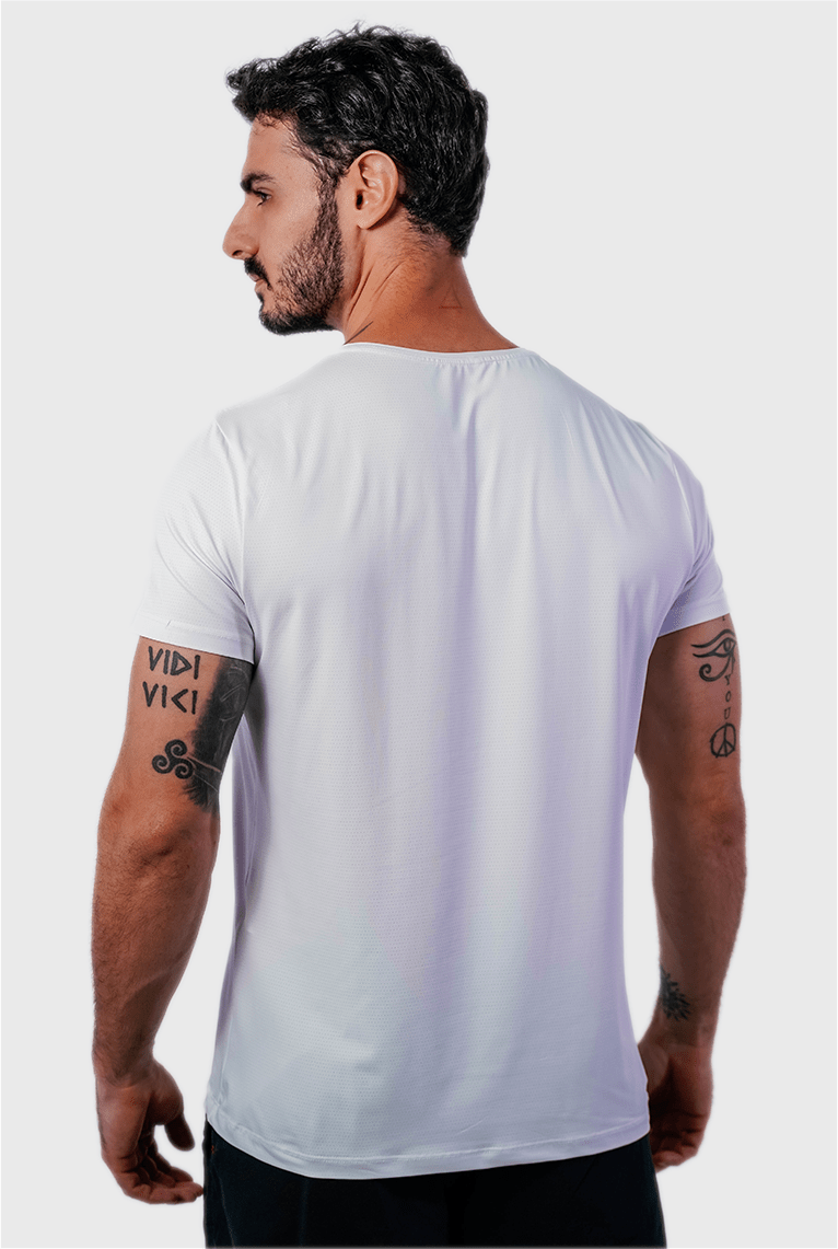 Camiseta fitness branca em poliamida dry premium, tecido ultra leve de secagem rápida para quem busca excelência e durabilidade no esporte