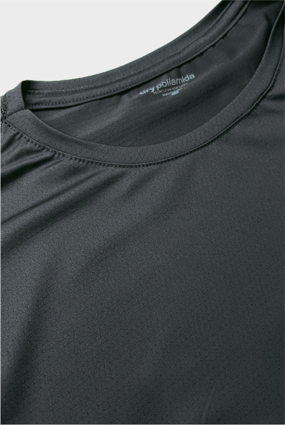 Camiseta fitness preta em poliamida dry iconic, estilo minimalista e versátil com secagem ultra rápida para o atleta que não abre mão da elegância