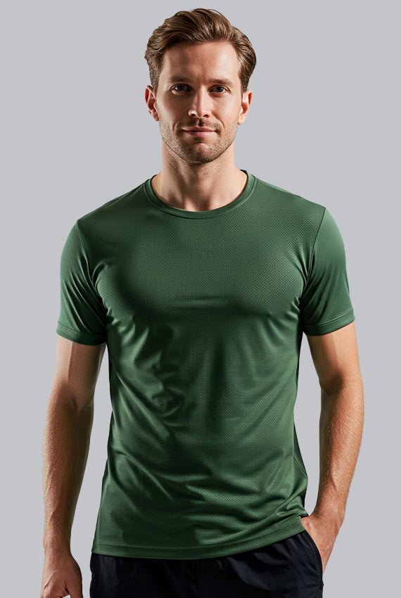 Camiseta fitness verde musgo em poliamida dry nature, tom sóbrio inspirado na natureza com tecido tecnológico que proporciona frescor e elegância rústica no treino