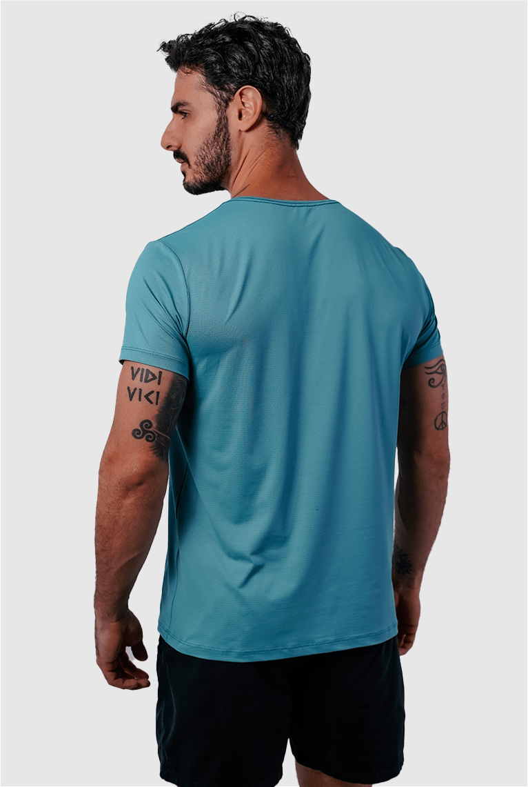 Camiseta fitness azul turquesa em poliamida dry power, tecido elástico de alta densidade que oferece suporte e conforto durante qualquer atividade física