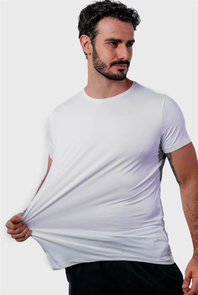Camiseta fitness branca em poliamida dry elegance, caimento impecável e design minimalista que une estilo e funcionalidade na academia