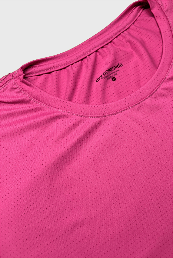 Camiseta fitness rosa em poliamida dry glow, acabamento premium com toque acetinado e secagem ultra rápida para garantir conforto e estilo no esporte