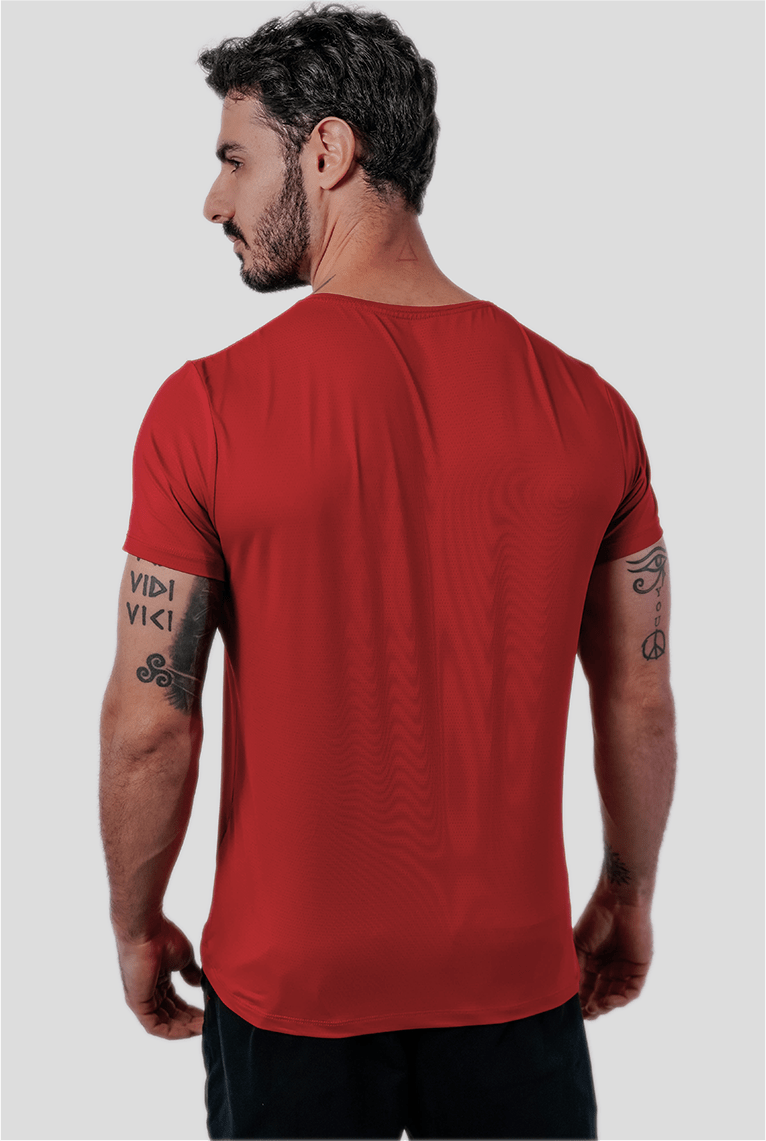 Camiseta fitness vermelha em poliamida dry exclusive, acabamento de alto padrão com toque macio e elasticidade ideal para movimentos intensos