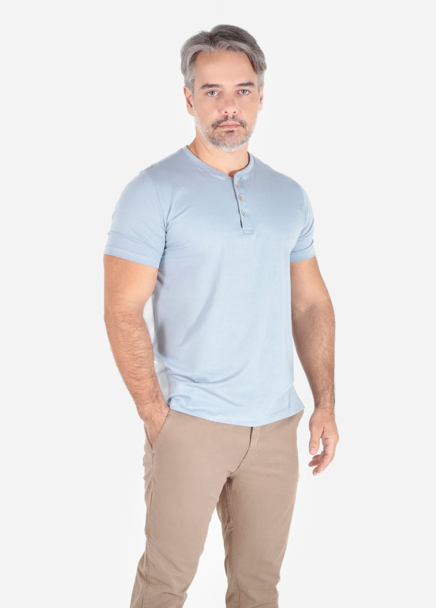 Camiseta henley masculina azul claro em algodao egipcio com gola padre, estilo premium elegante e moderno
