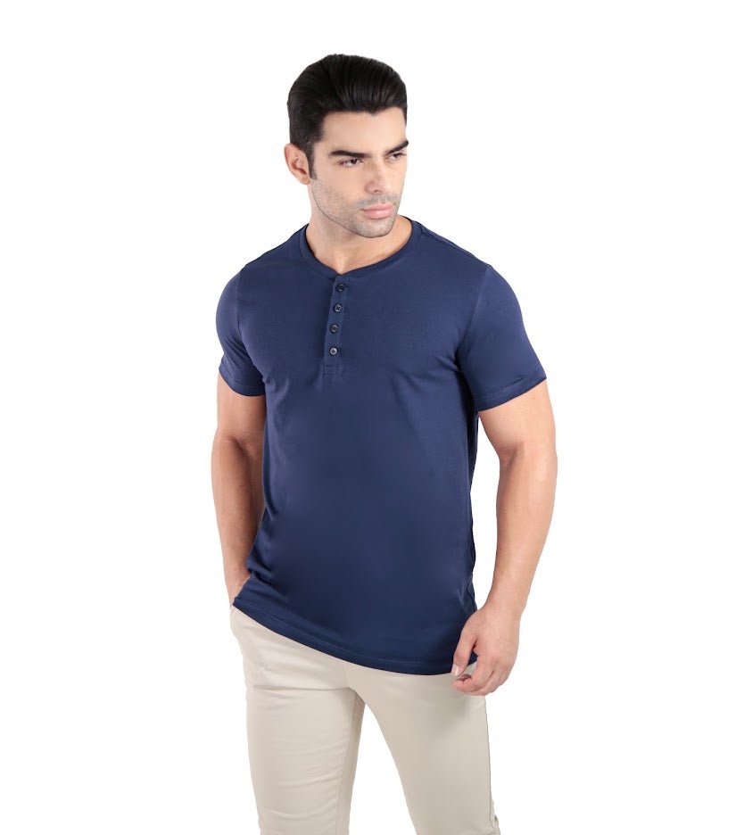 Camiseta henley masculina azul marinho em algodao egipcio com gola padre, estilo premium elegante e moderno