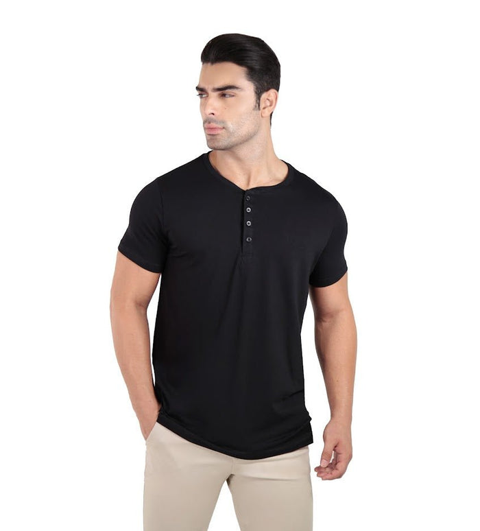 Camiseta henley masculina preta em algodao egipcio com gola padre, estilo premium elegante e moderno