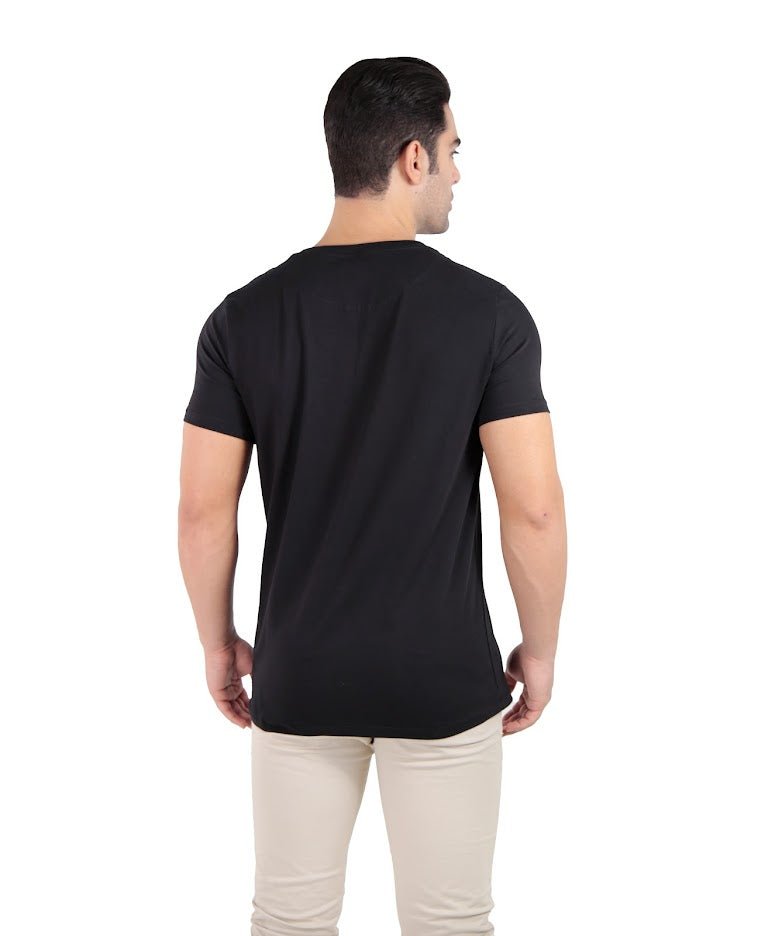 Camiseta henley masculina preta com gola padre, ideal para look sofisticado moderno e casual