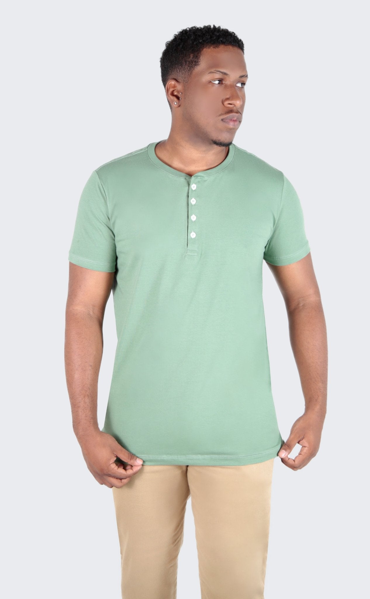 Camiseta henley masculina verde claro em algodao egipcio com gola padre, estilo premium moderno e elegante