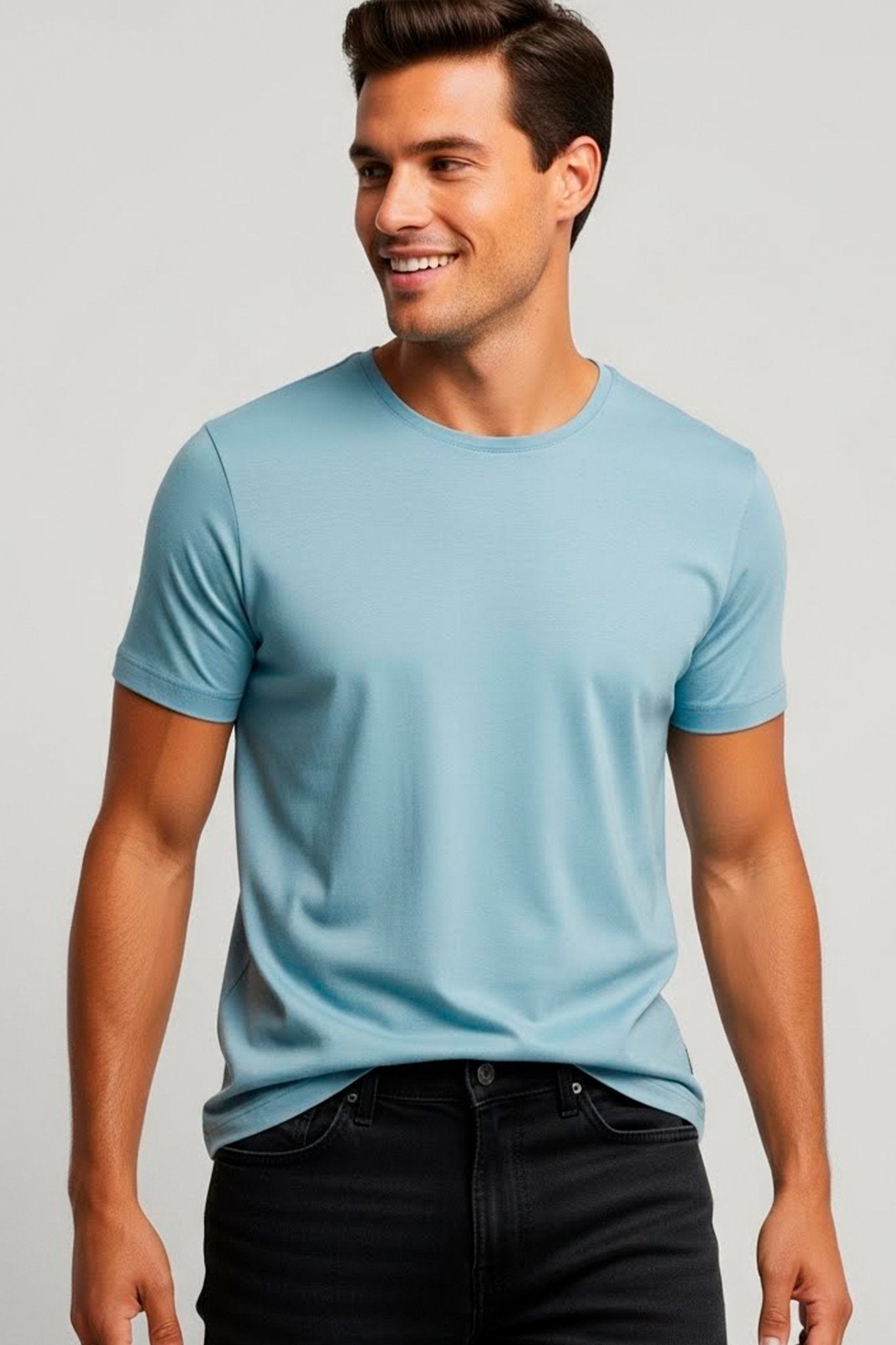 Camiseta masculina azul claro basica em algodao premium, ideal para look casual masculino moderno