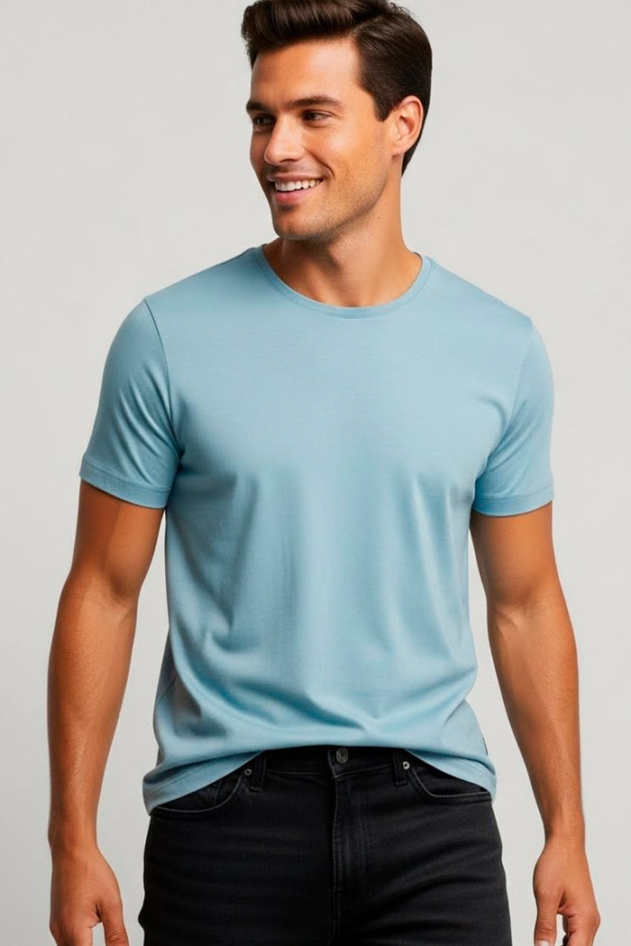 Camiseta masculina azul claro basica em algodao premium, ideal para look casual masculino moderno