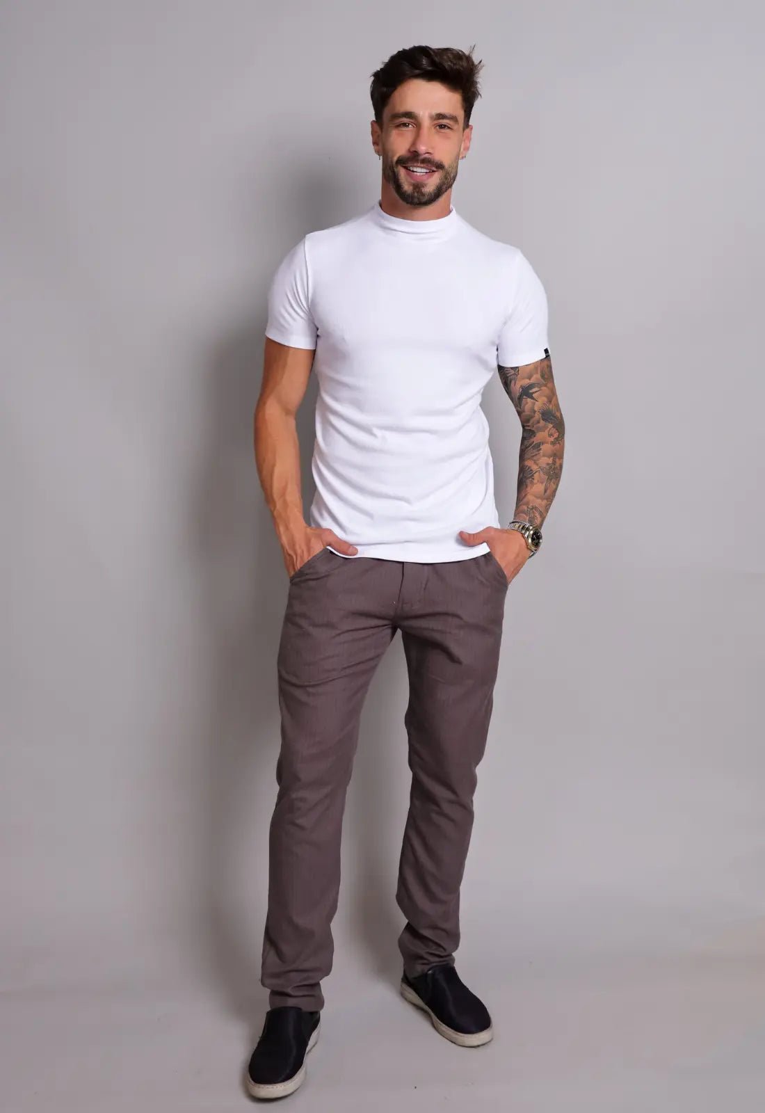 Camiseta masculina branca gola media slim, estilo minimalista moderno e versatil