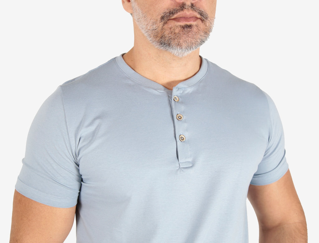 Camiseta masculina henley azul claro gola padre em algodao egipcio, visual sofisticado e confortavel para o dia a dia