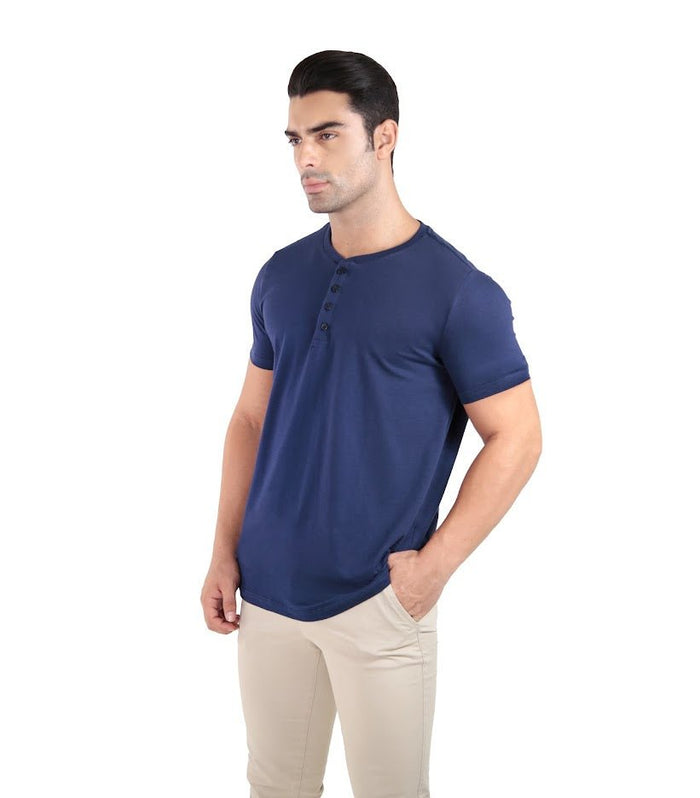 Camiseta masculina henley azul marinho gola padre em algodao egipcio, visual sofisticado e confortavel