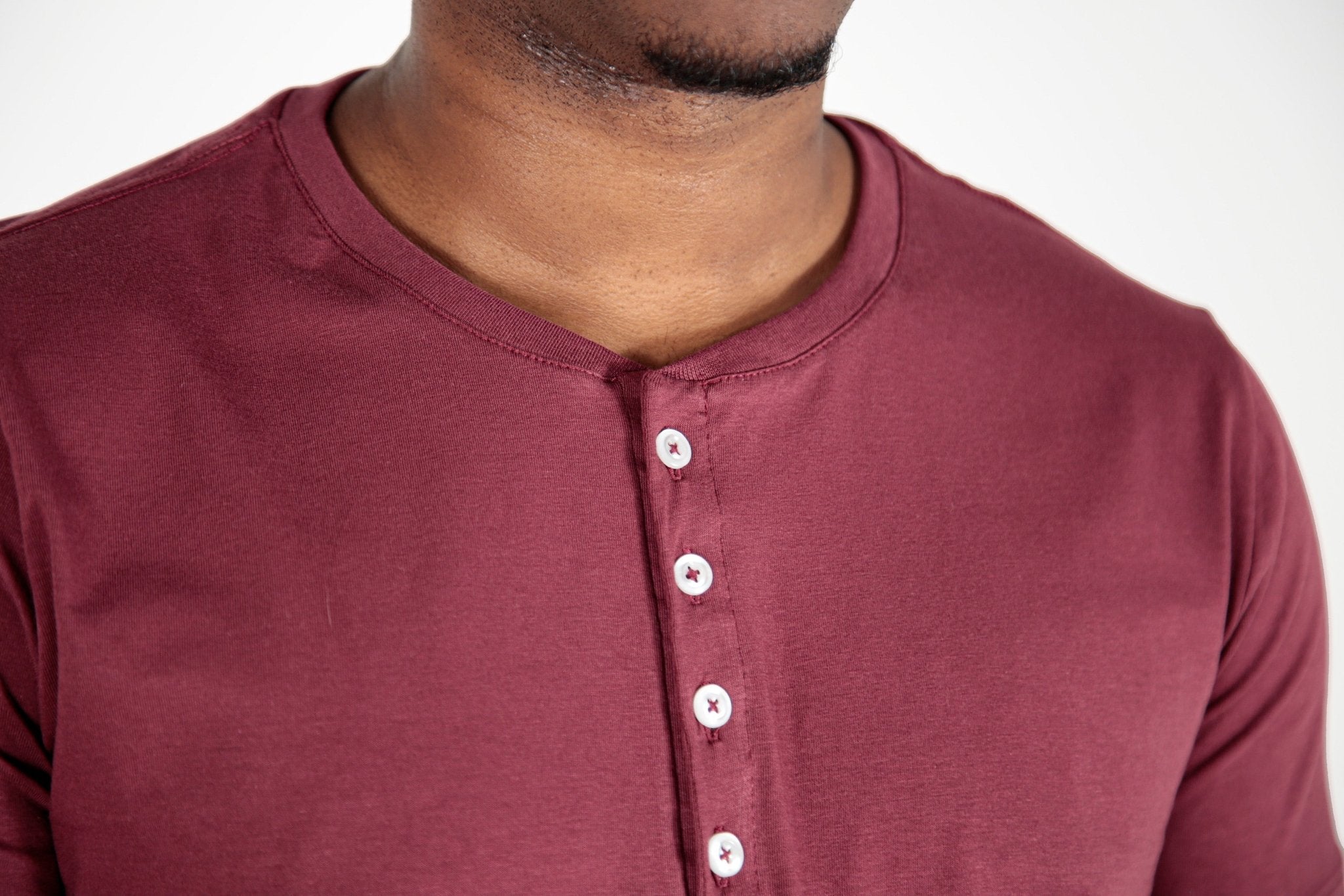 Camiseta masculina henley bordo gola padre em algodao egipcio, visual moderno sofisticado e confortavel