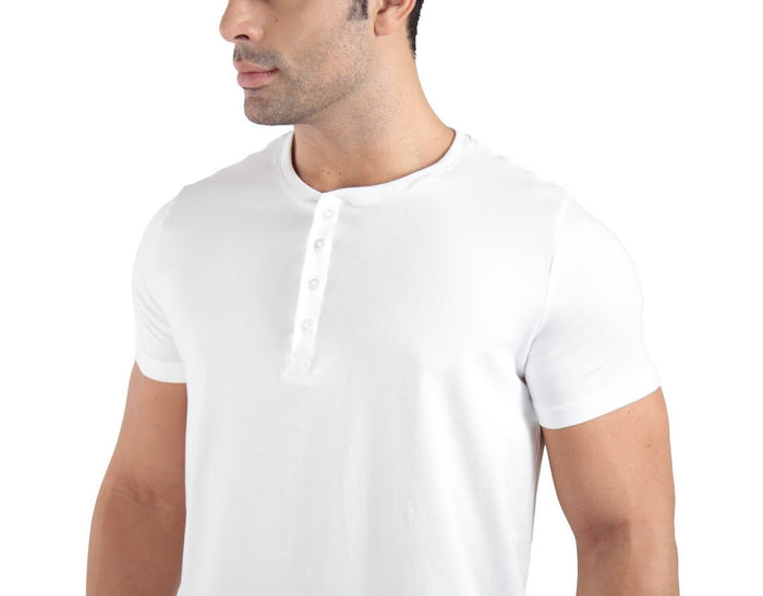 Camiseta masculina henley branca gola padre em algodao egipcio, visual sofisticado e confortavel para o dia a dia