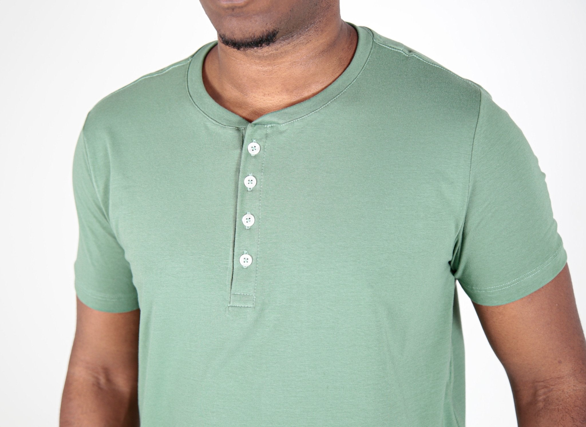 Camiseta masculina henley verde claro gola padre em algodao egipcio, visual casual moderno e confortavel