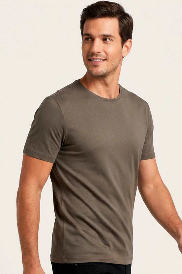 Camiseta masculina marrom acinzentado elegante em algodao premium, estilo casual moderno e sofisticado para o dia a dia