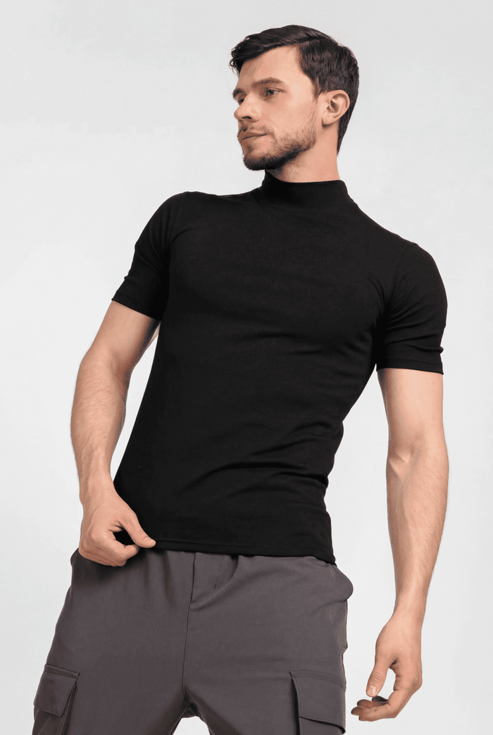 Camiseta masculina San Diego preta com gola alta, estilo elegante e conforto para diversas ocasiões