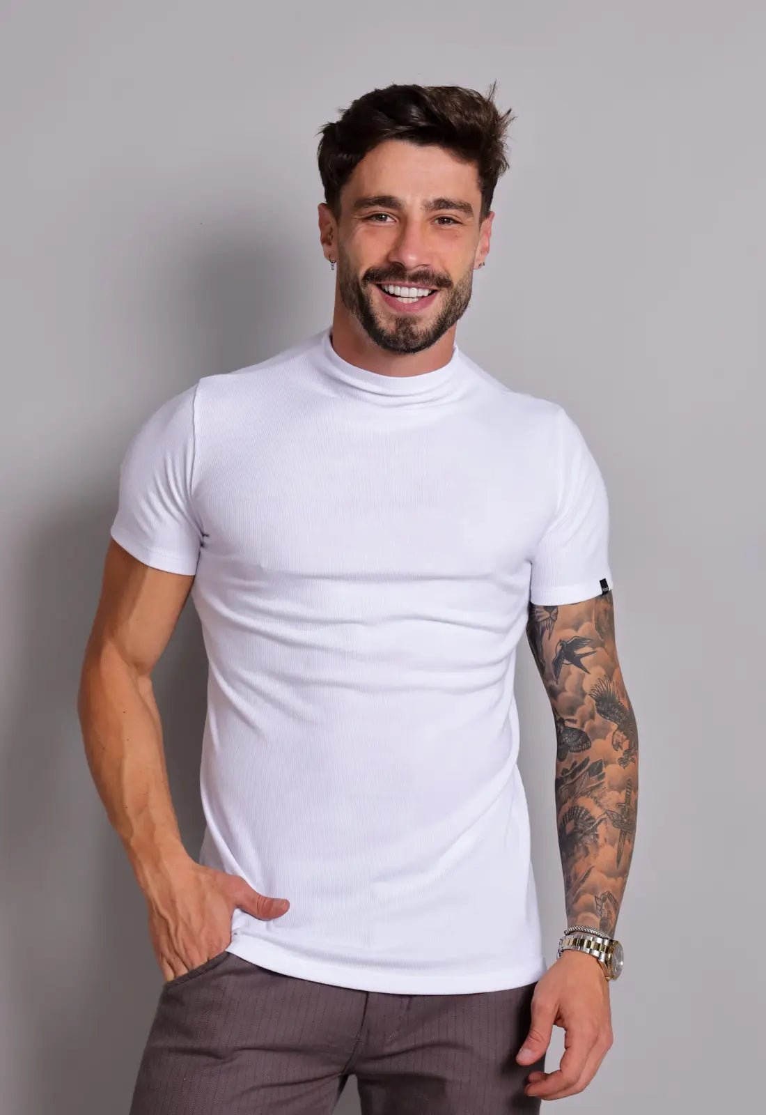 Camiseta masculina branca gola media modelo slim, estilo basico moderno e confortavel