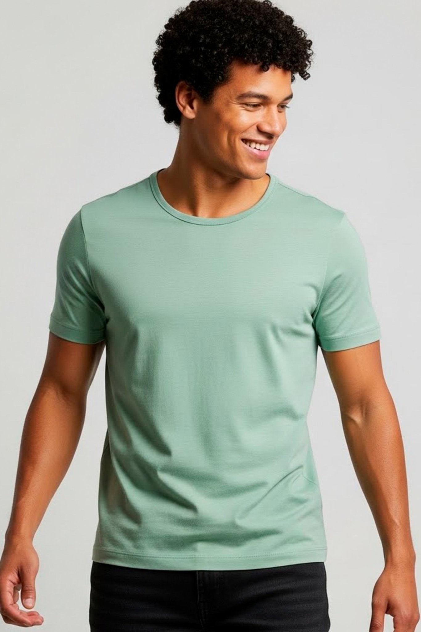 Camiseta masculina verde claro em algodao premium, estilo casual moderno confortavel para o dia a dia