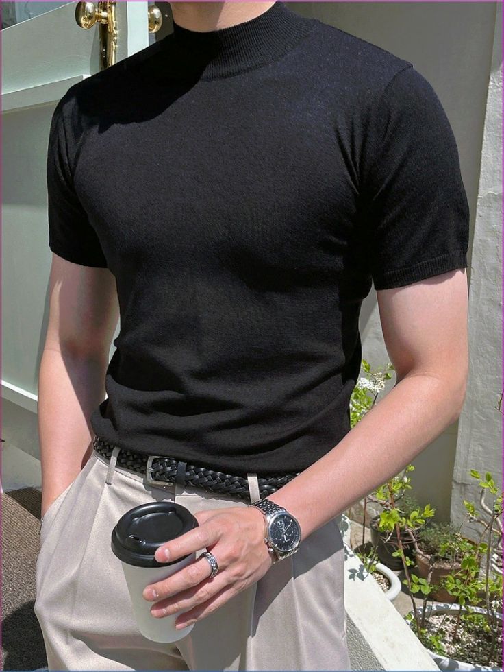 Camiseta preta gola alta San Diego, peça masculina premium com estilo contemporâneo e elegante
