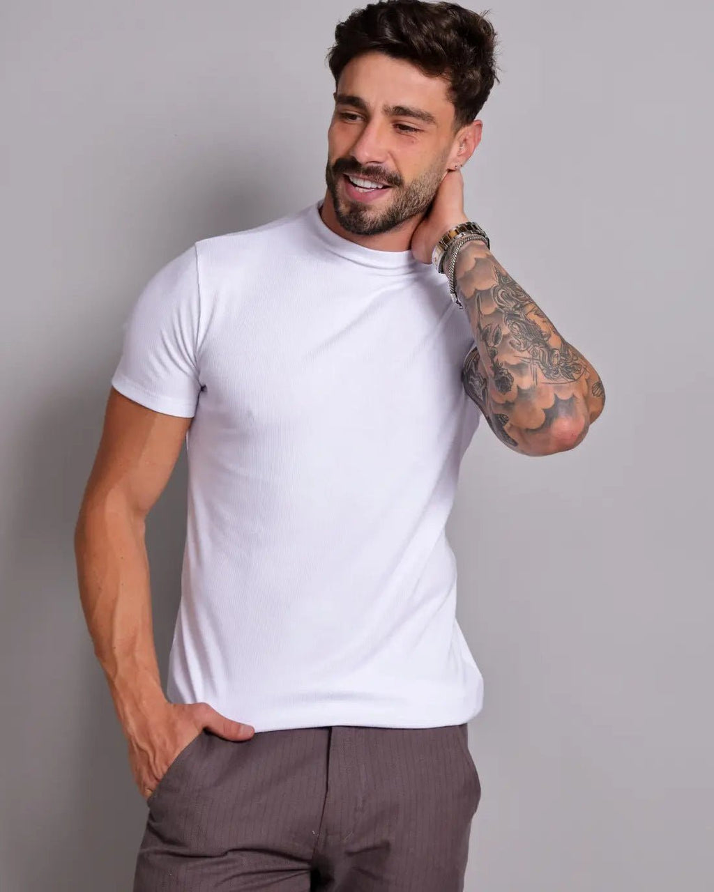 Camiseta masculina branca slim gola media, ideal para uso diario com conforto e estilo