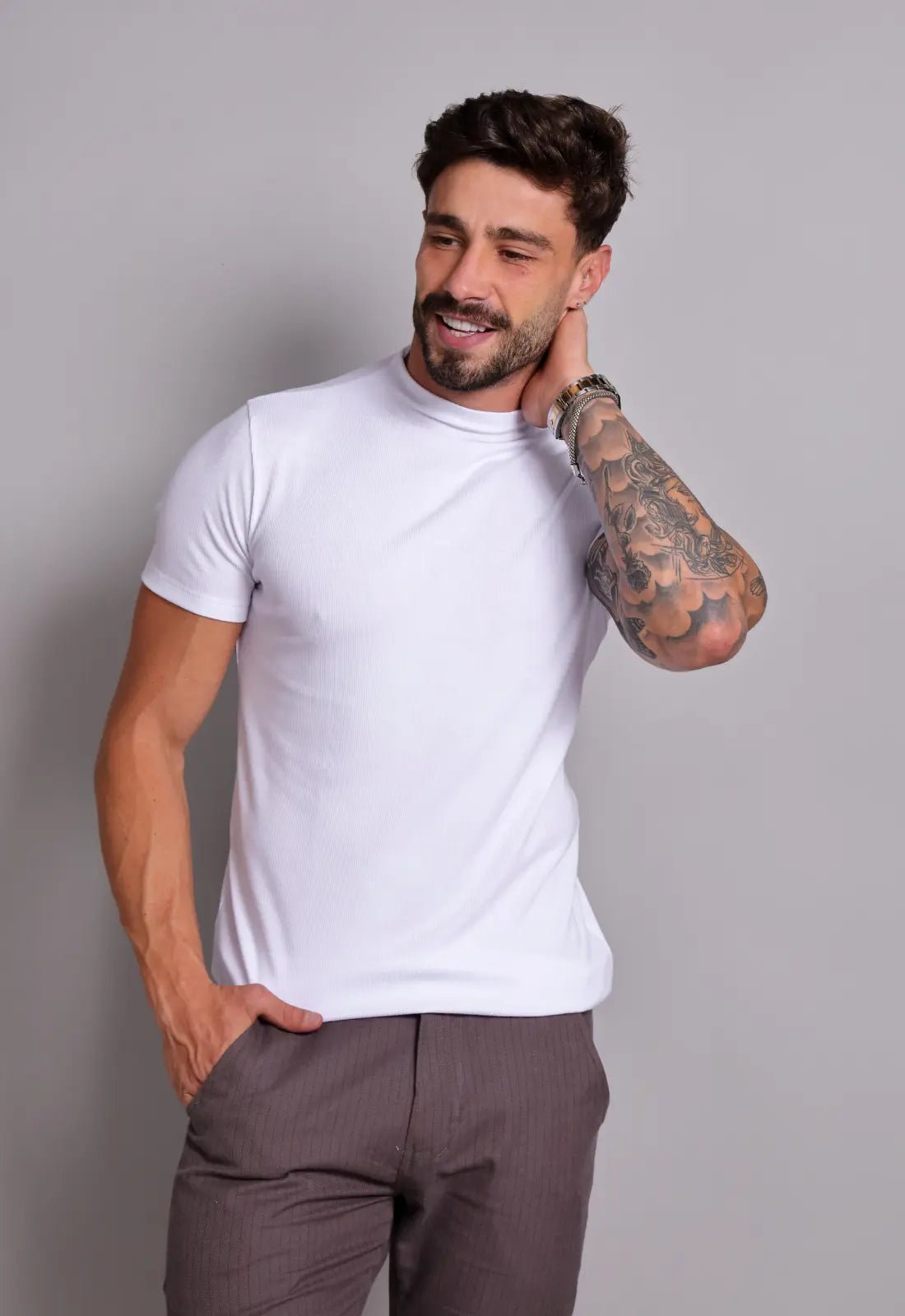 Camiseta masculina branca slim gola media, ideal para uso diario com conforto e estilo