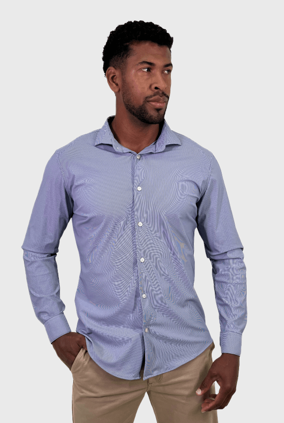 Camisa masculina listrada azul marinho e branco em poliamida tech stretch, estilo náutico clássico com tecnologia que não amassa e toque refrescante