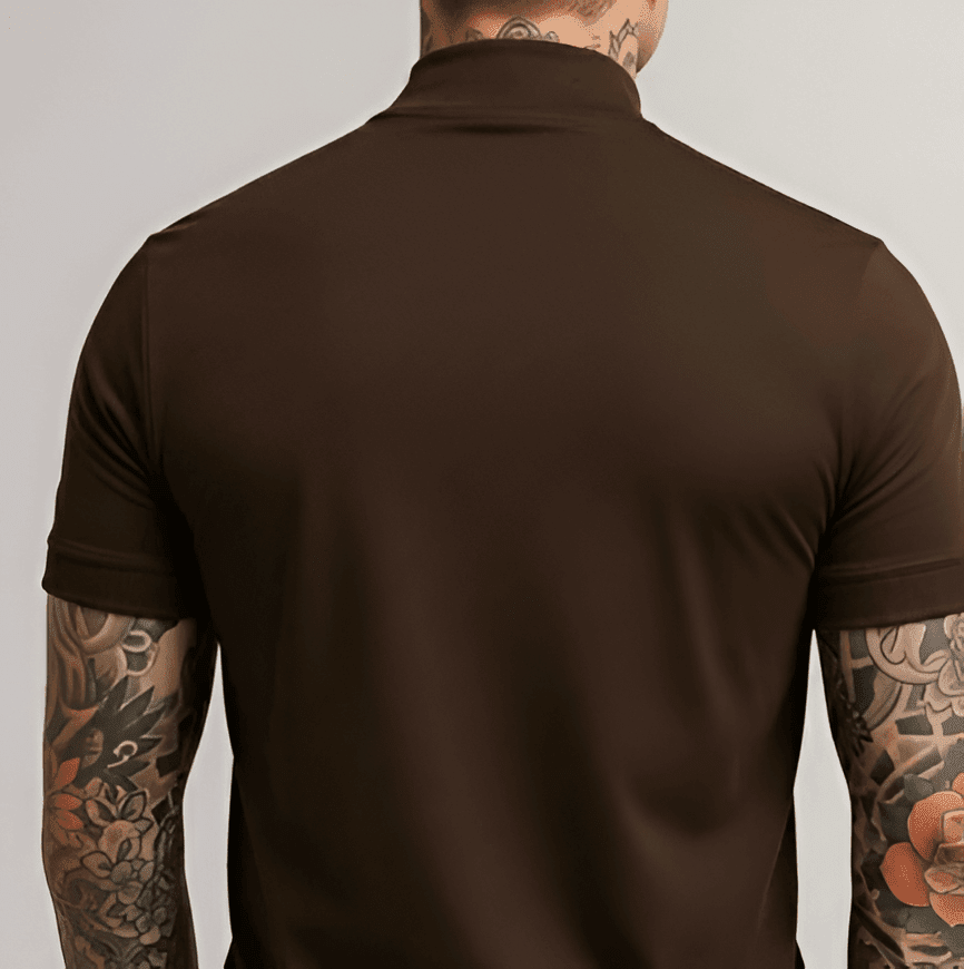 Camiseta masculina marrom gola alta San Diego, visual sofisticado moderno e confortavel