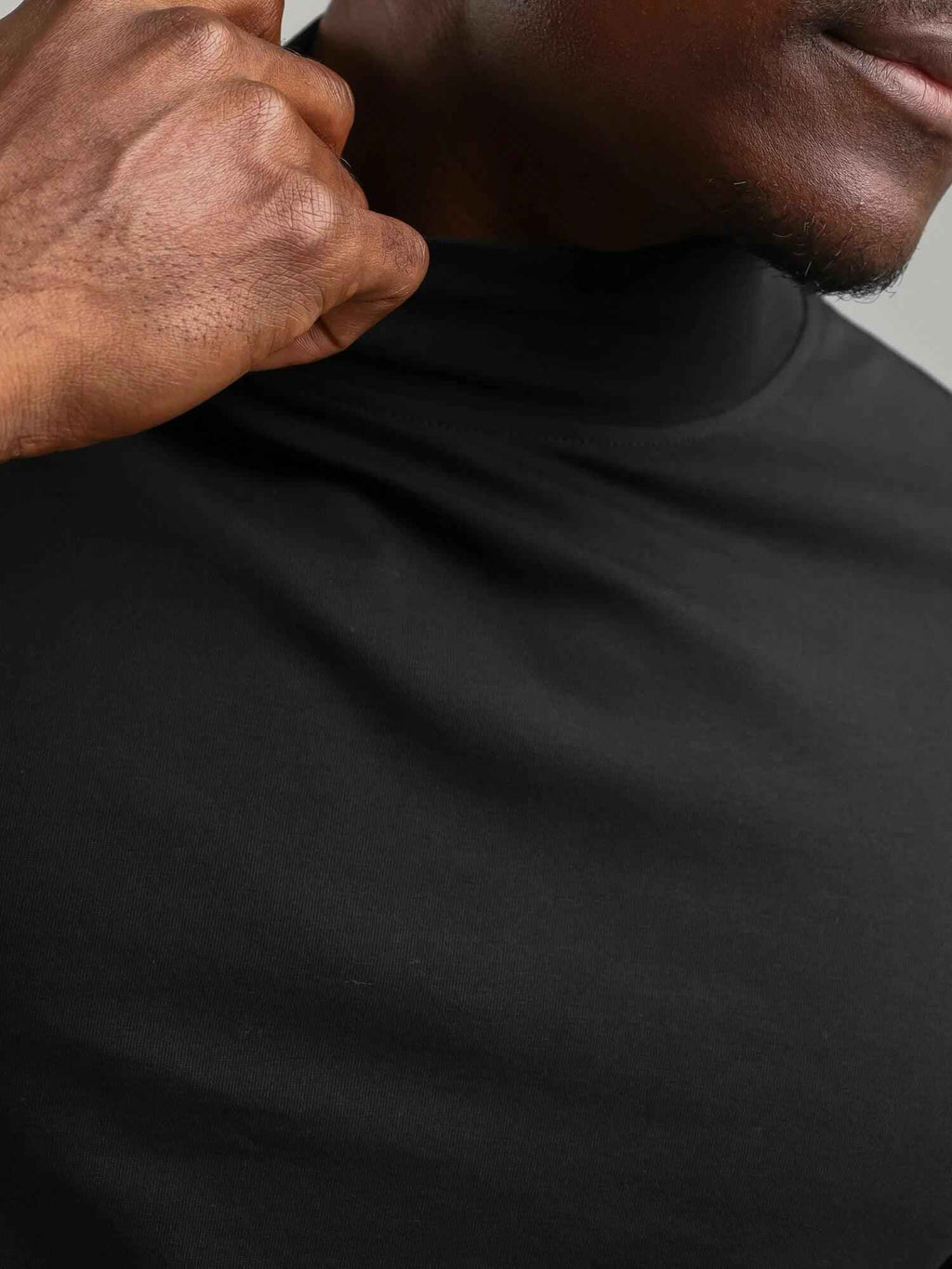 Camiseta masculina preta gola alta San Diego, estilo europeu sofisticado e moderno