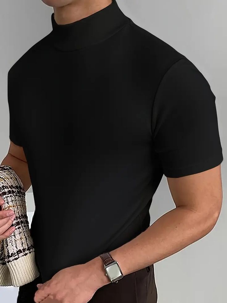 Camiseta gola alta masculina preta San Diego, acabamento sofisticado com visual moderno e versátil