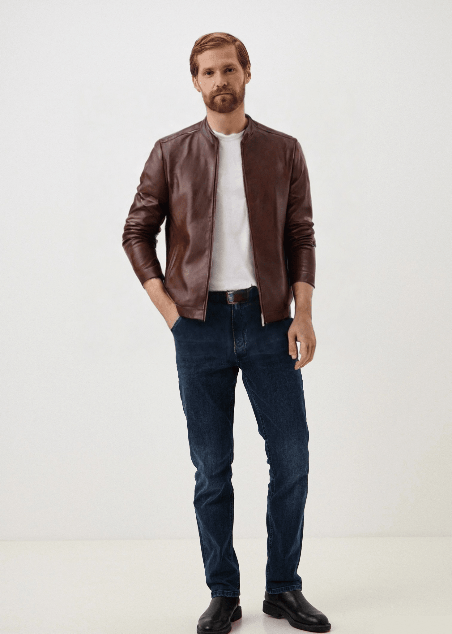 Jaqueta masculina em couro Dallas marrom premium, brilho discreto com detalhes em matelassê nos ombros e bolsos utilitários frontais com zíper