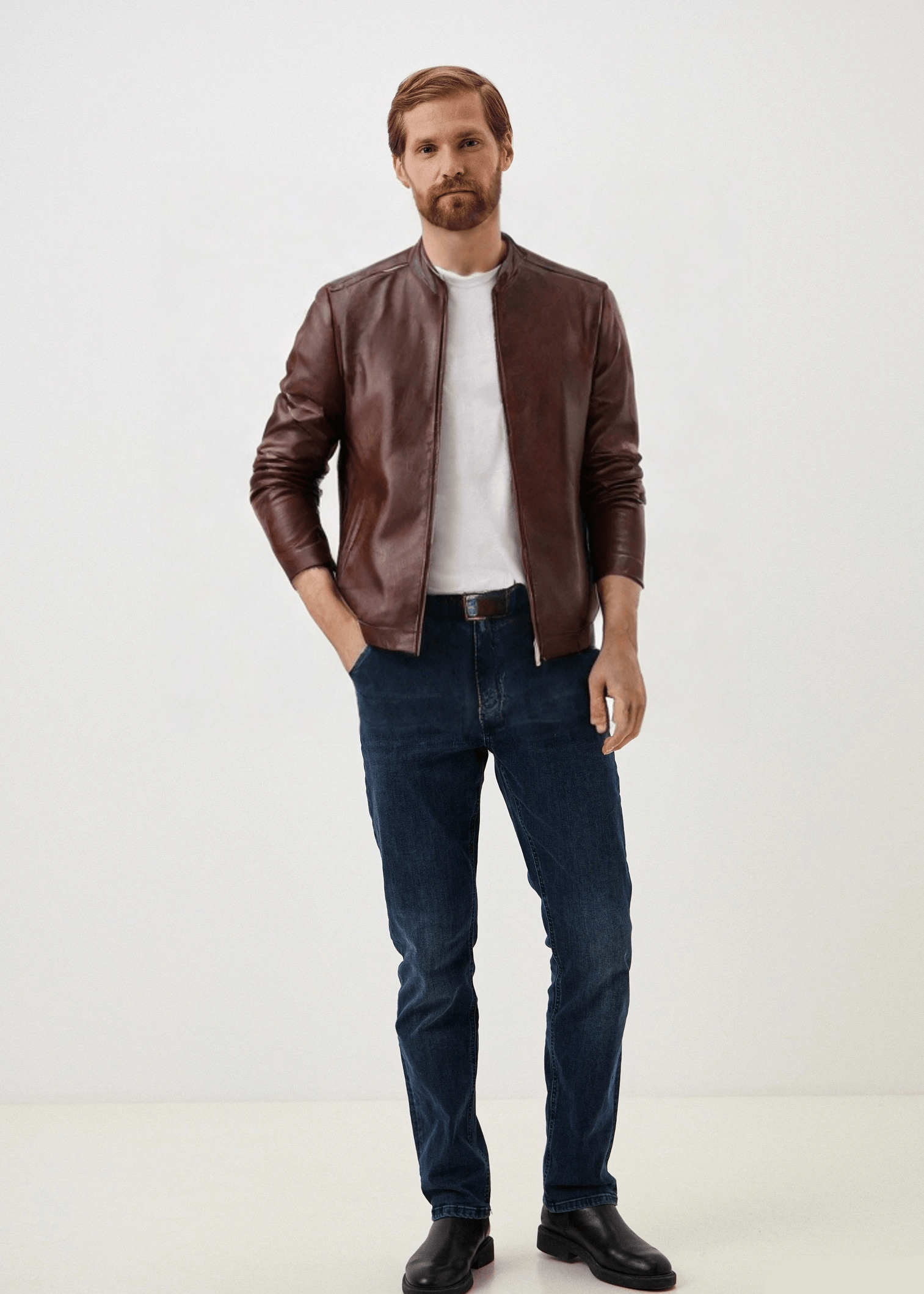 Jaqueta masculina em couro Dallas marrom premium, brilho discreto com detalhes em matelassê nos ombros e bolsos utilitários frontais com zíper