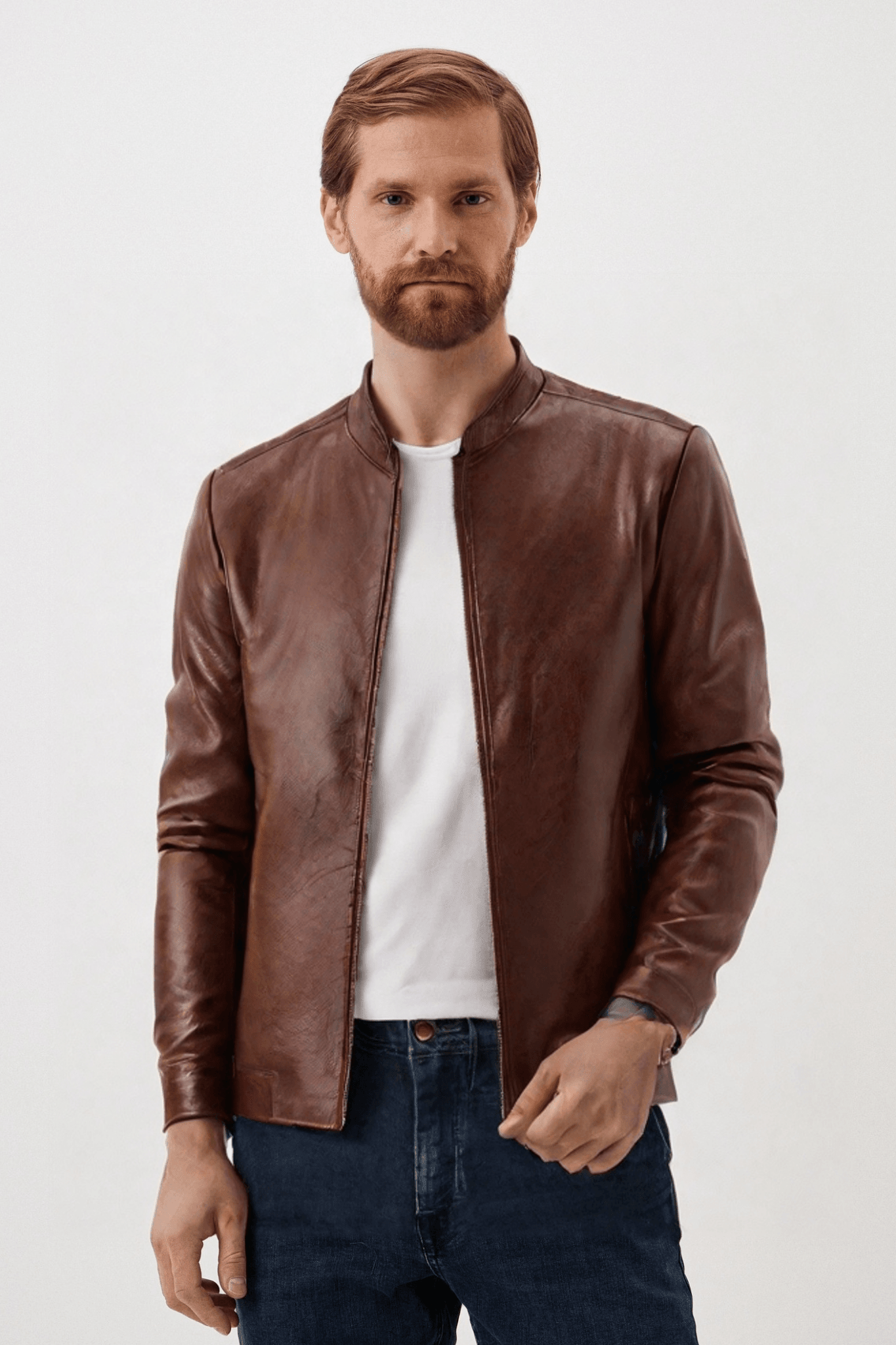 Jaqueta masculina de couro Dallas marrom rústico, textura marcada com nuances naturais da pele que trazem um visual sofisticado e imponente