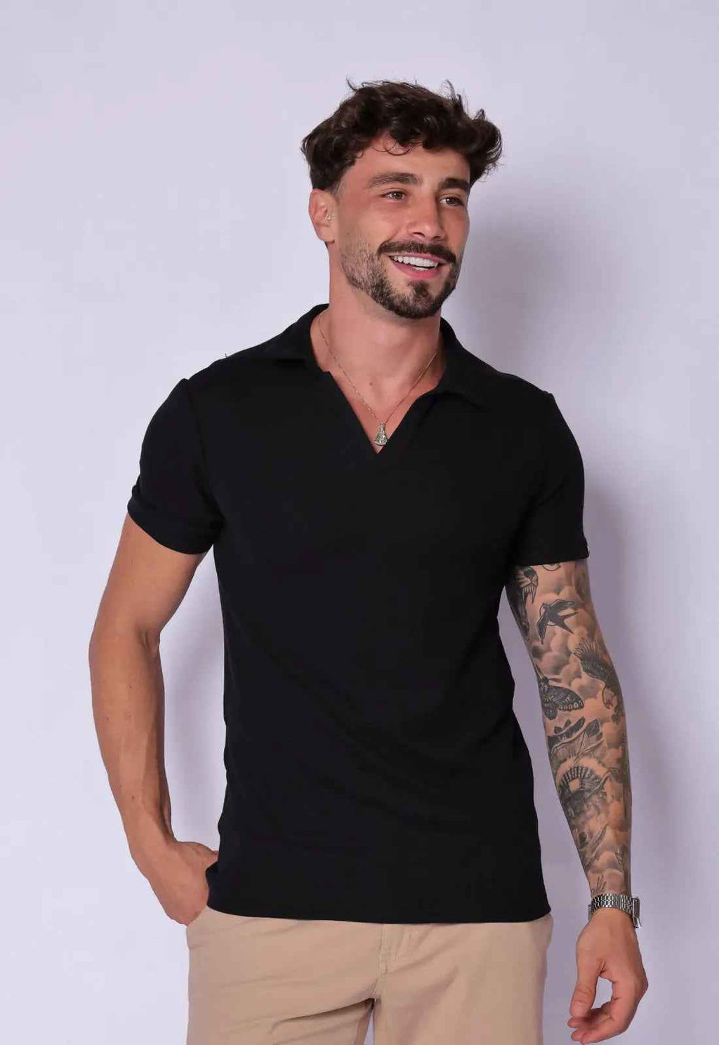 Polo masculina preta com textura italiana, visual elegante com toque premium e design moderno