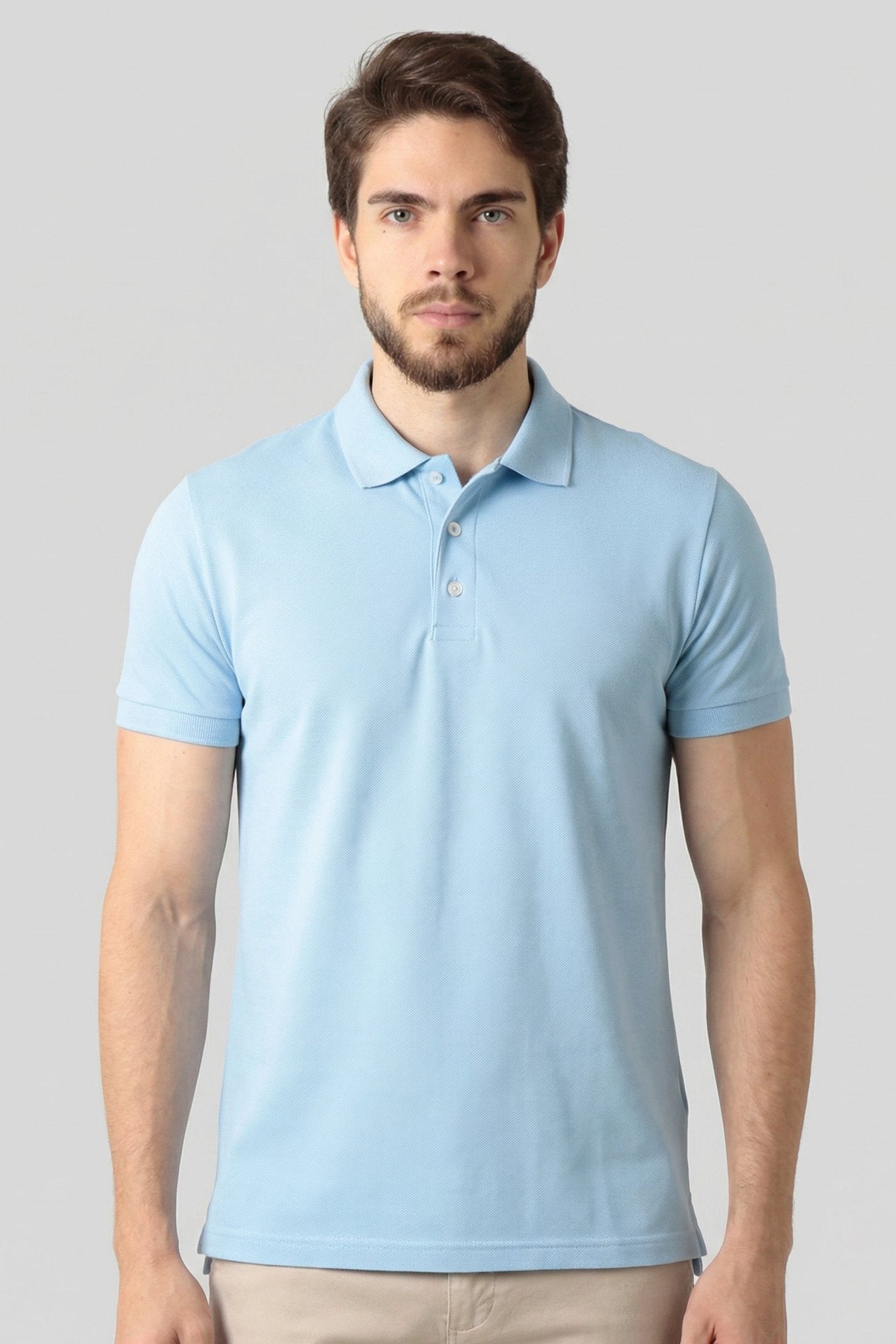 Polo azul claro em piquet pima premium e elastano, fibra nobre de toque macio e cor serena que garante elegância e conforto térmico superior