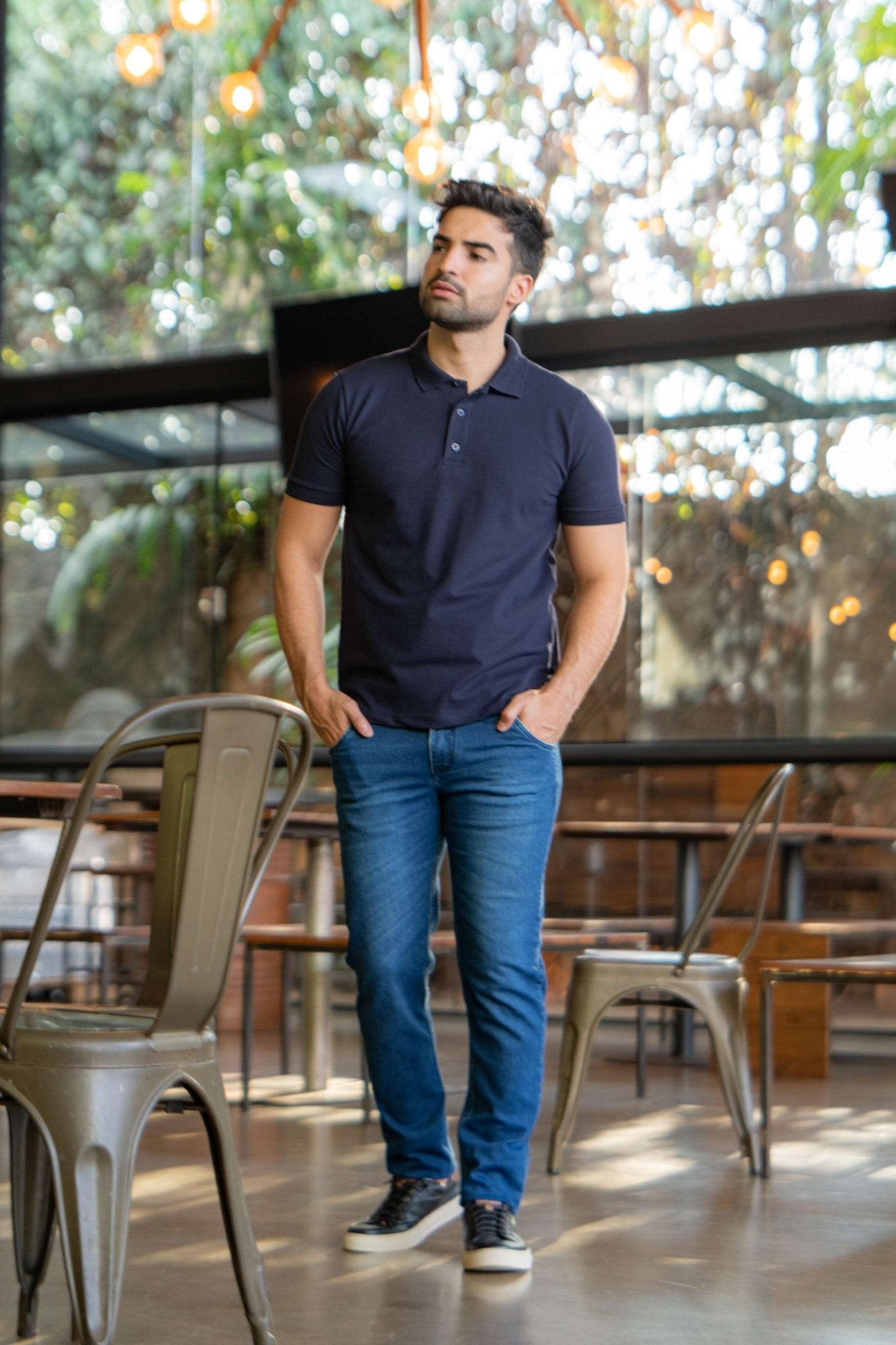 Polo azul marinho em piquet pima premium e elastano, fibra nobre de alta durabilidade e conforto térmico com design clássico e sofisticado