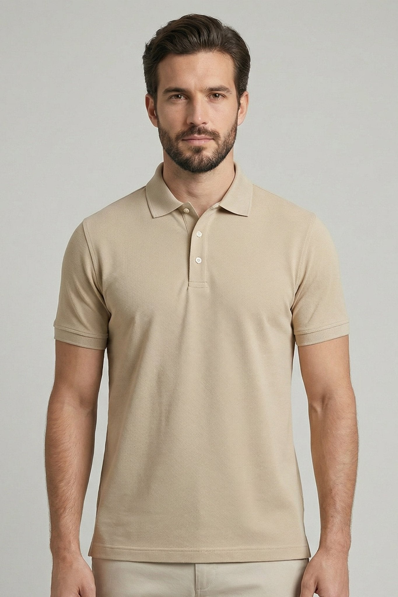 Polo bege areia em piquet pima e elastano, design minimalista com tonalidade clássica e o conforto incomparável do algodão peruano de alta qualidade