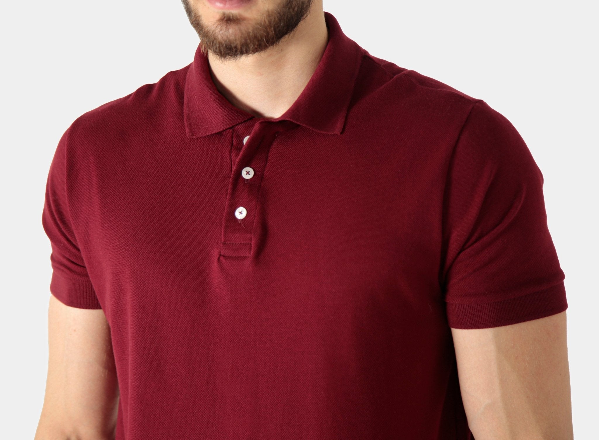 Polo bordô em piquet pima premium e elastano, fibra nobre peruana de alta durabilidade com design liso minimalista e conforto térmico superior