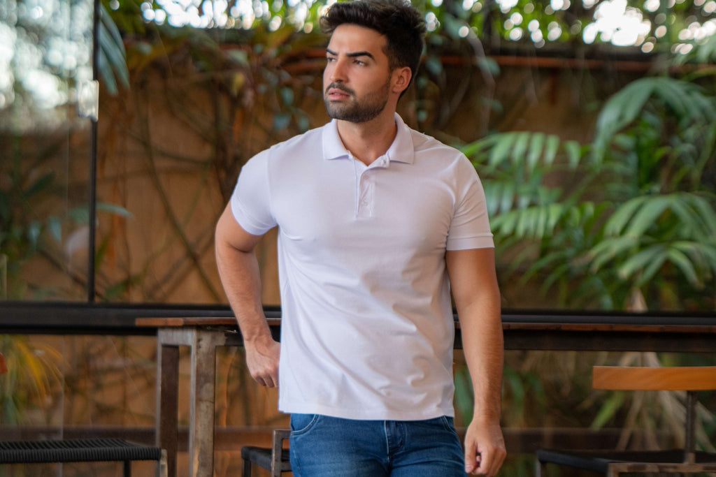 Polo branca em piquet pima premium e elastano, design minimalista com caimento sob medida e conforto térmico superior para o dia a dia elegante