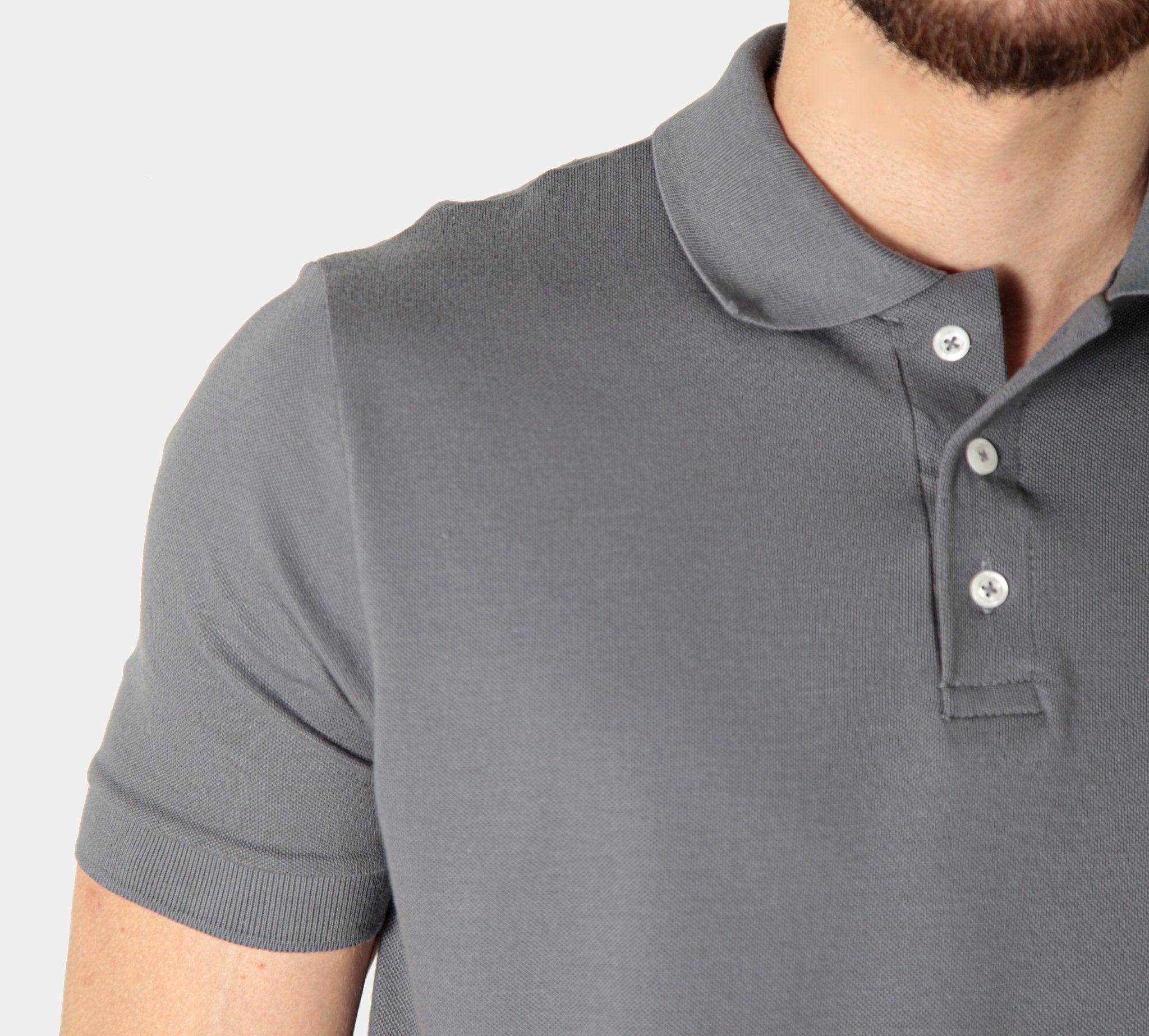 Polo chumbo em piquet pima premium e elastano, design minimalista com durabilidade superior e ajuste flexível que garante elegância e conforto
