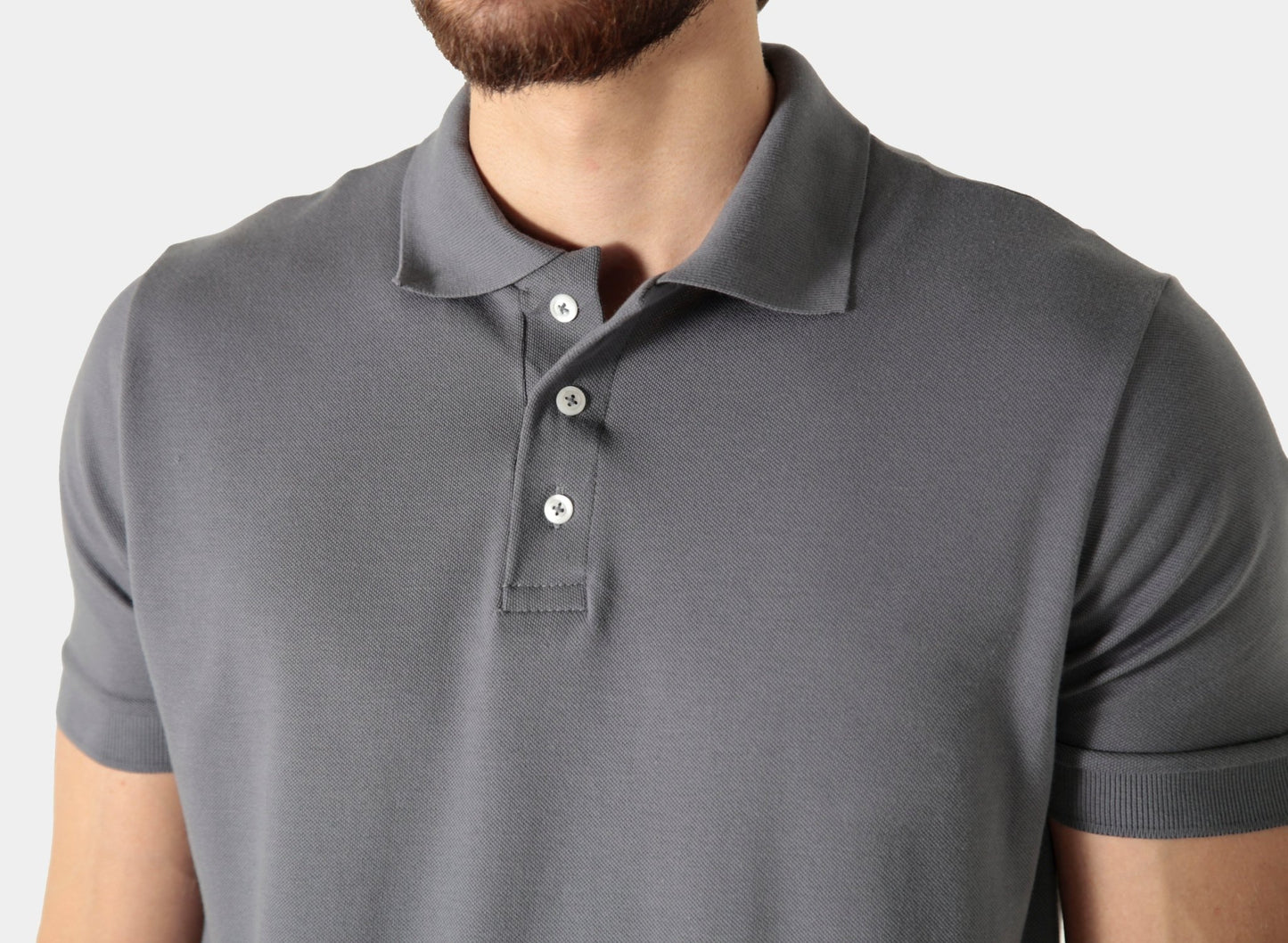Polo masculina chumbo em algodão pima e elastano, fibra nobre peruana com acabamento liso e caimento impecável para um visual urbano e sofisticado