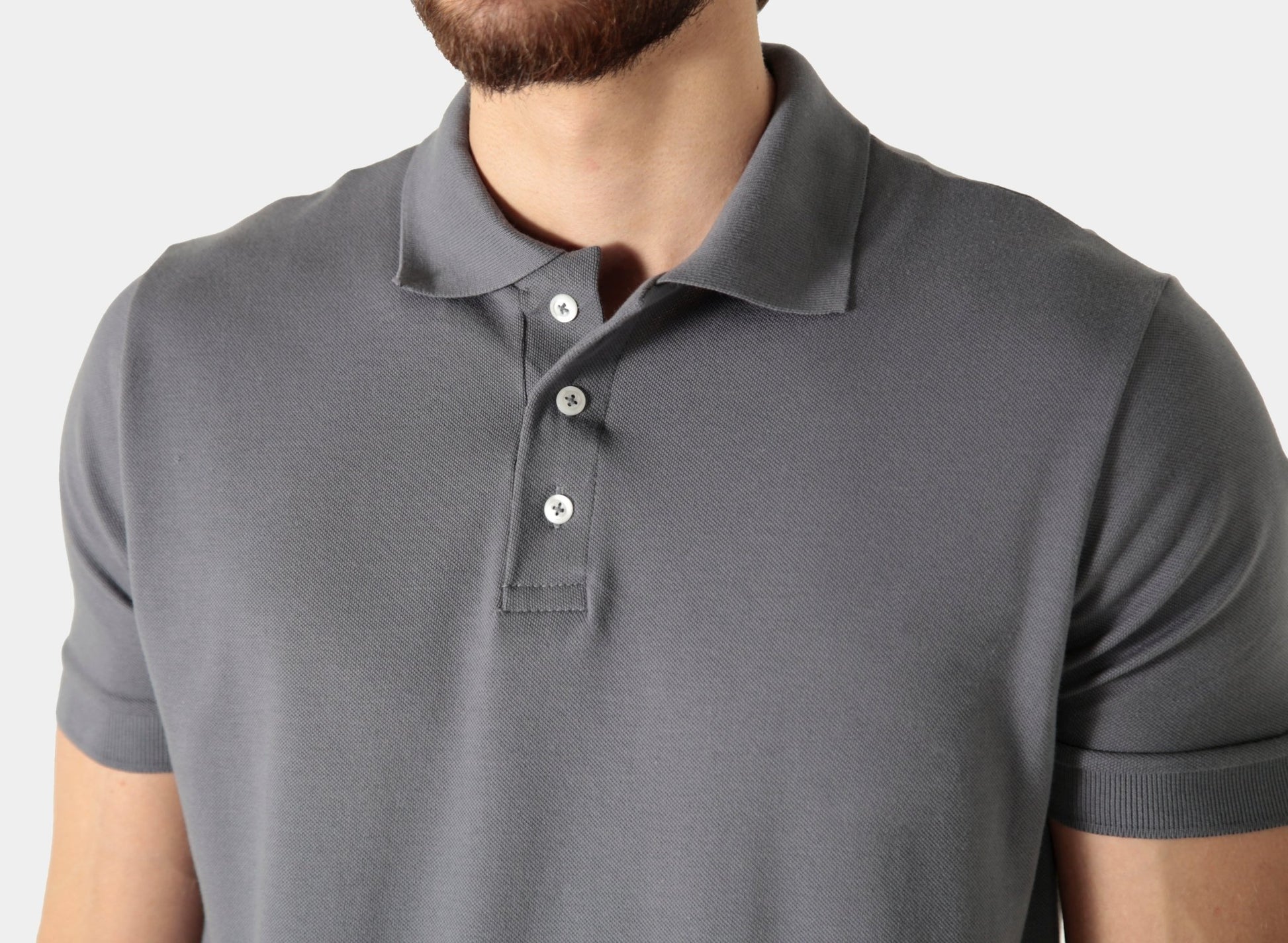 Polo masculina chumbo em algodão pima e elastano, fibra nobre peruana com acabamento liso e caimento impecável para um visual urbano e sofisticado