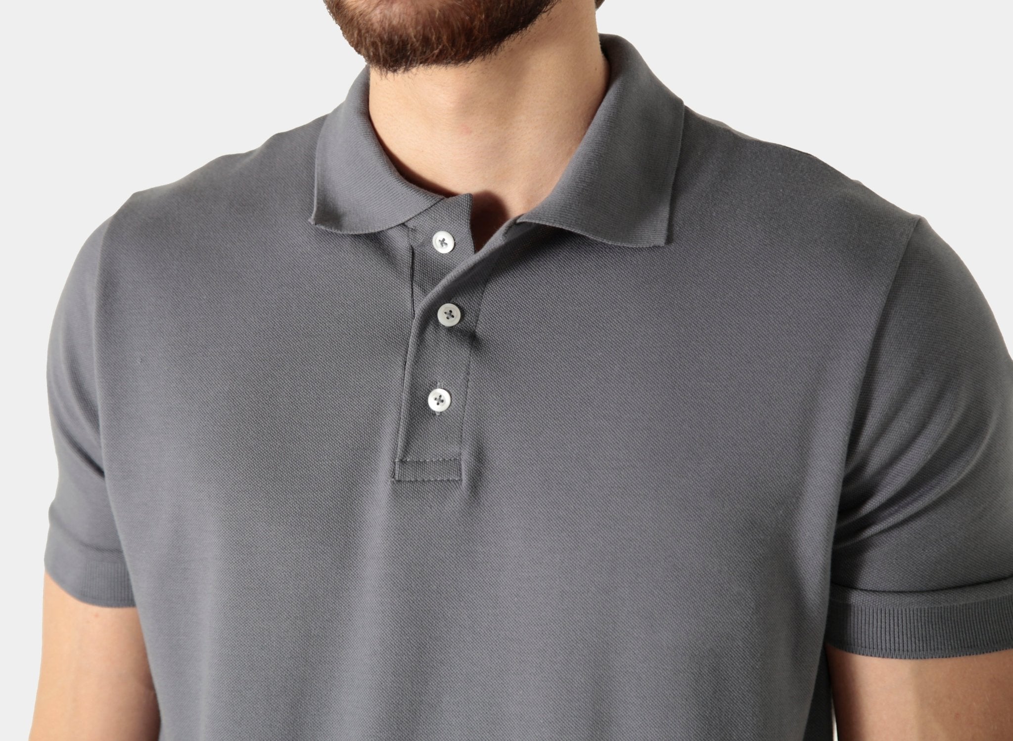 Polo masculina chumbo em algodão pima e elastano, fibra nobre peruana com acabamento liso e caimento impecável para um visual urbano e sofisticado