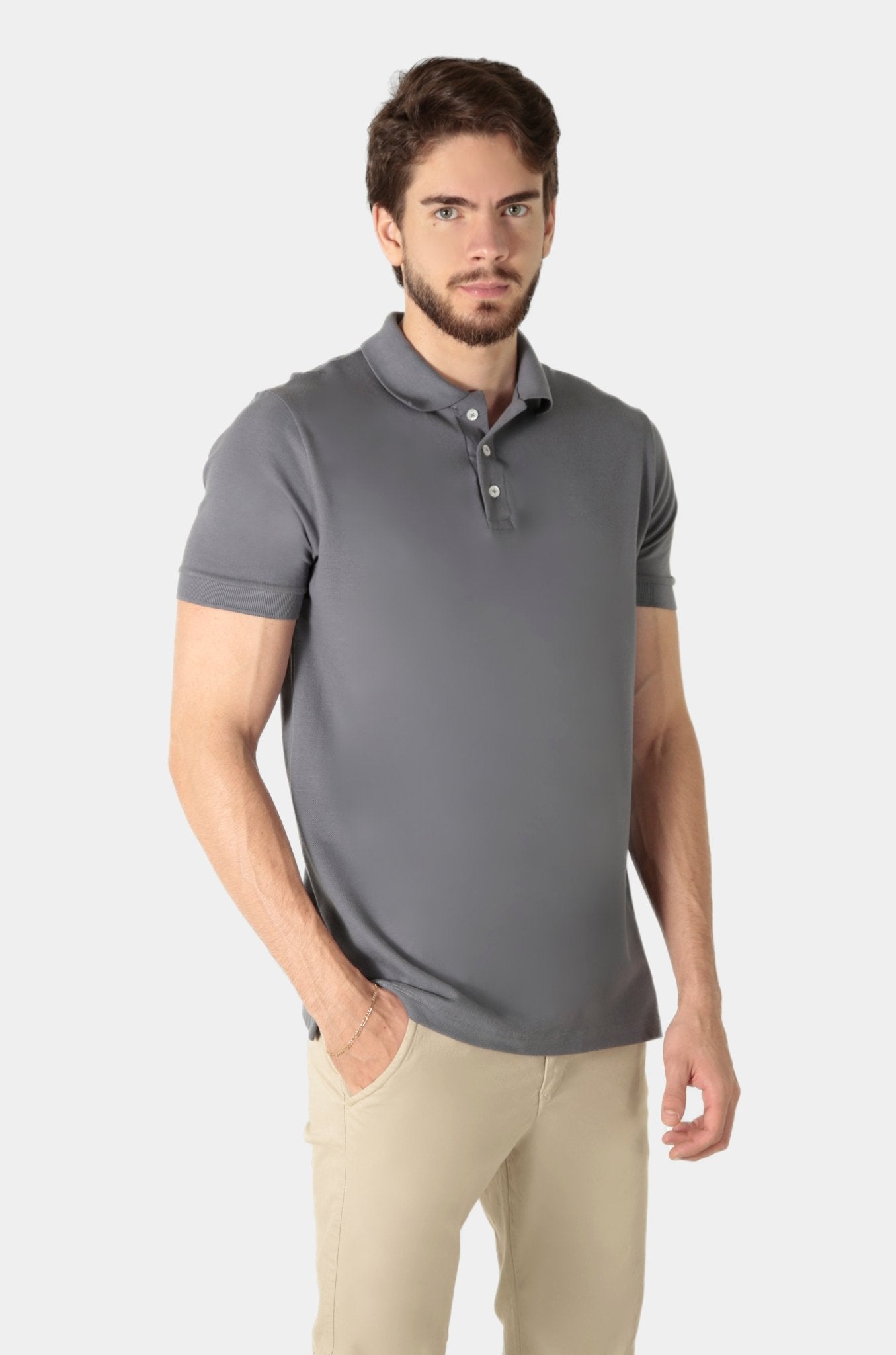 Polo masculina chumbo em algodão pima com elastano, malha piquet de alta gramatura com tom cinza escuro profundo e toque extremamente macio