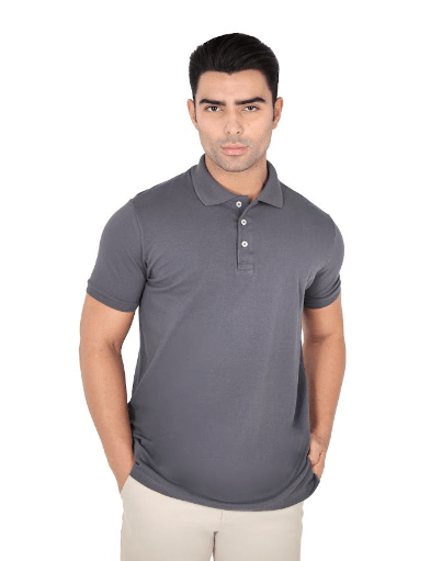 Polo masculina cinza em algodão pima com elastano, malha piquet de luxo com tonalidade platinum e toque aveludado para um visual versátil e sofisticado