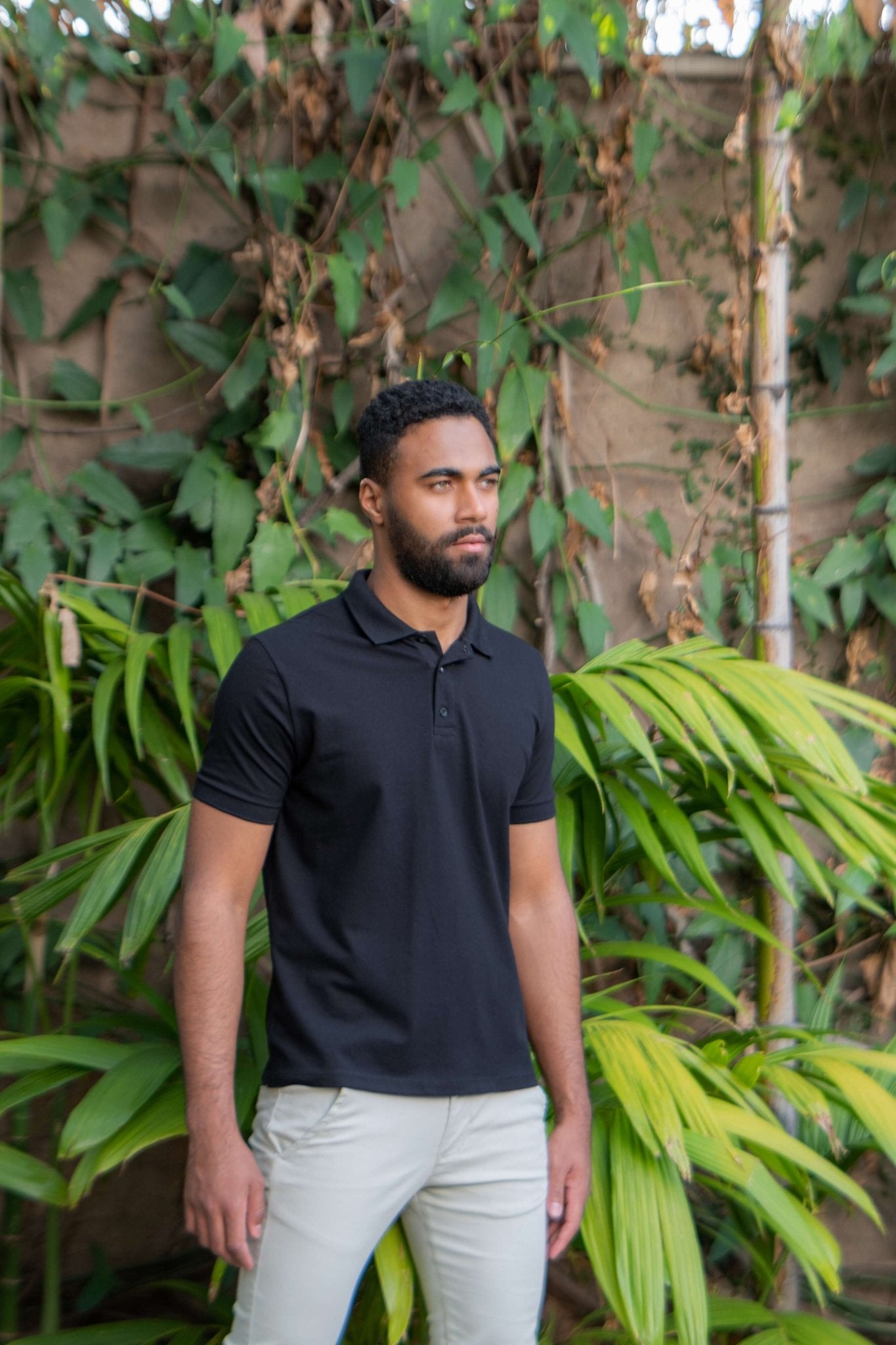 Polo masculina preta em algodão pima e elastano, o equilíbrio perfeito entre a nobreza da fibra peruana e a flexibilidade para o máximo bem-estar