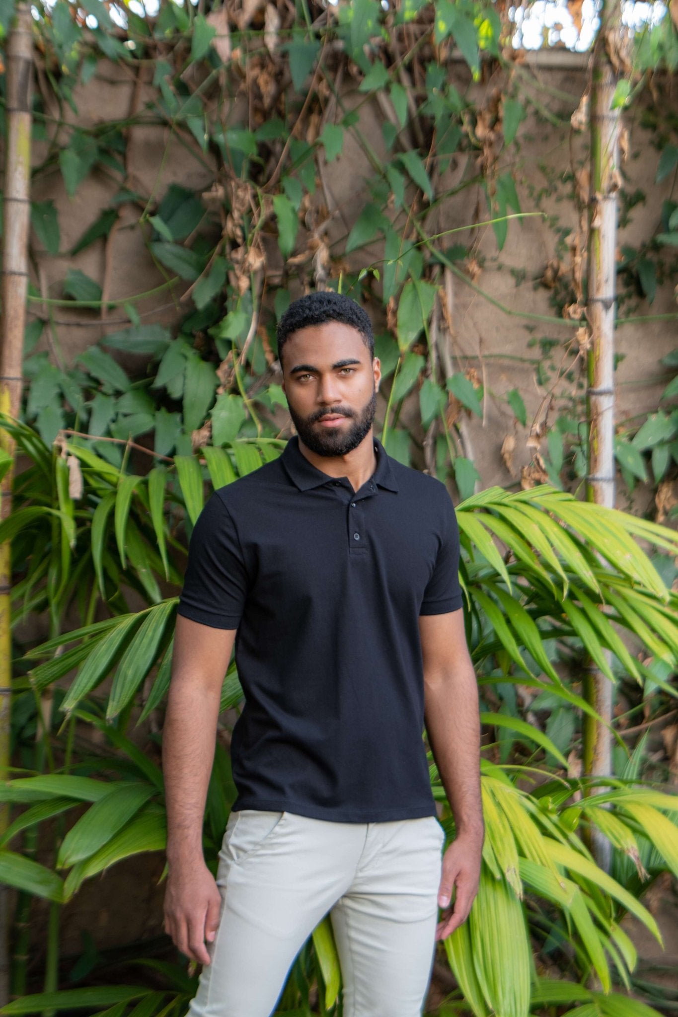 Polo masculina preta em algodão pima com elastano, edição noir com malha piquet encorpada e tecnologia de conforto superior para um visual sóbrio e moderno